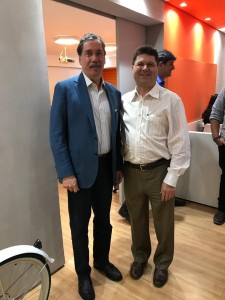 Reitor da Universidade-católica de Brasília, Ir.Jardelino Menagat e o jornalista Merval Pereira durante o evento.