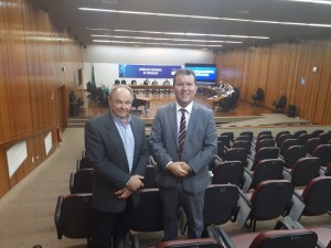 Presidente da UBEC, Pe. Romualdo Degasperi e o diretor executivo estratégico, Márcio Pereira Dias na sessão pública do Conselho Nacional de Educação.