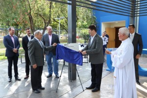 Pe.José Romualdo Degasperi e o Magnífico Reitor da UCB fazer o descerramento da placa da Praça de convivência