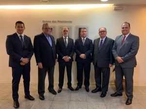 Ex- presidente do SINDEPES, Mauricio Neves, saúda os membros da nova diretoria. Foto: Nívia Cerqueira.